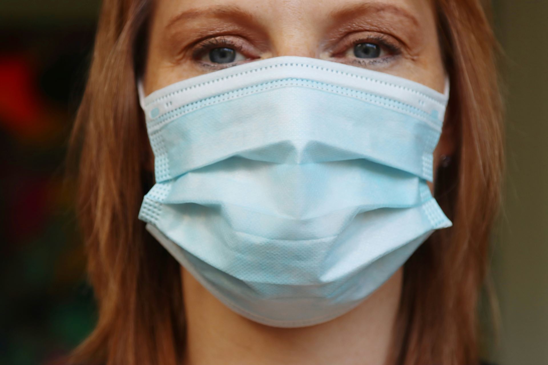 A women wearing a medical face mask